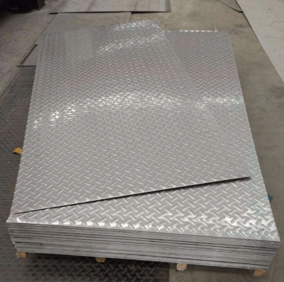 Лист рифленый горячекатаный 5x1500х3000 чечевица